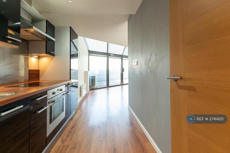 2 bedroom flat in Mann Island, Liverpool, L3 (2 bed) (#2741420)