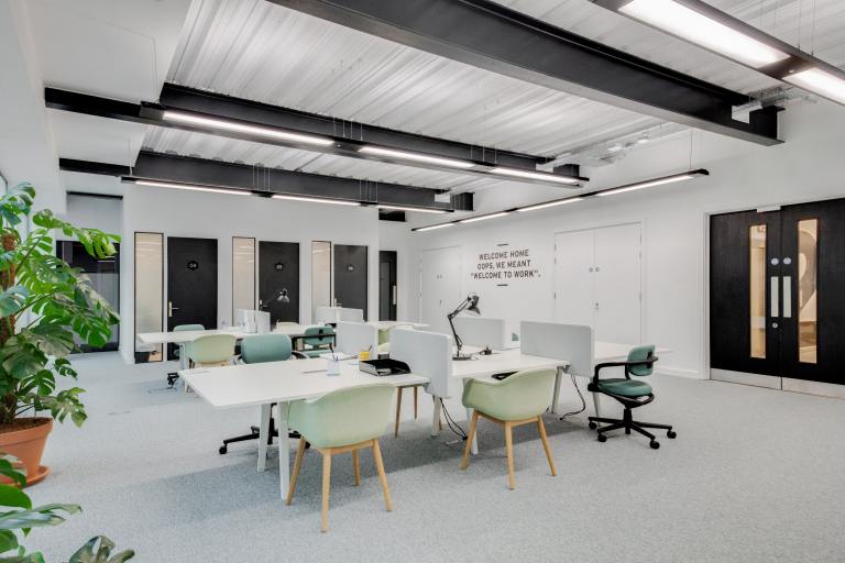 Slough - SL1 1FQ \ Shared Office Space with Desks Available Now