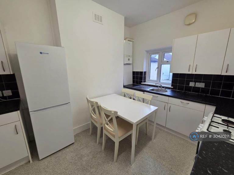 2 bedroom flat in Goodall Road, London, E11 (2 bed) (#3042027)