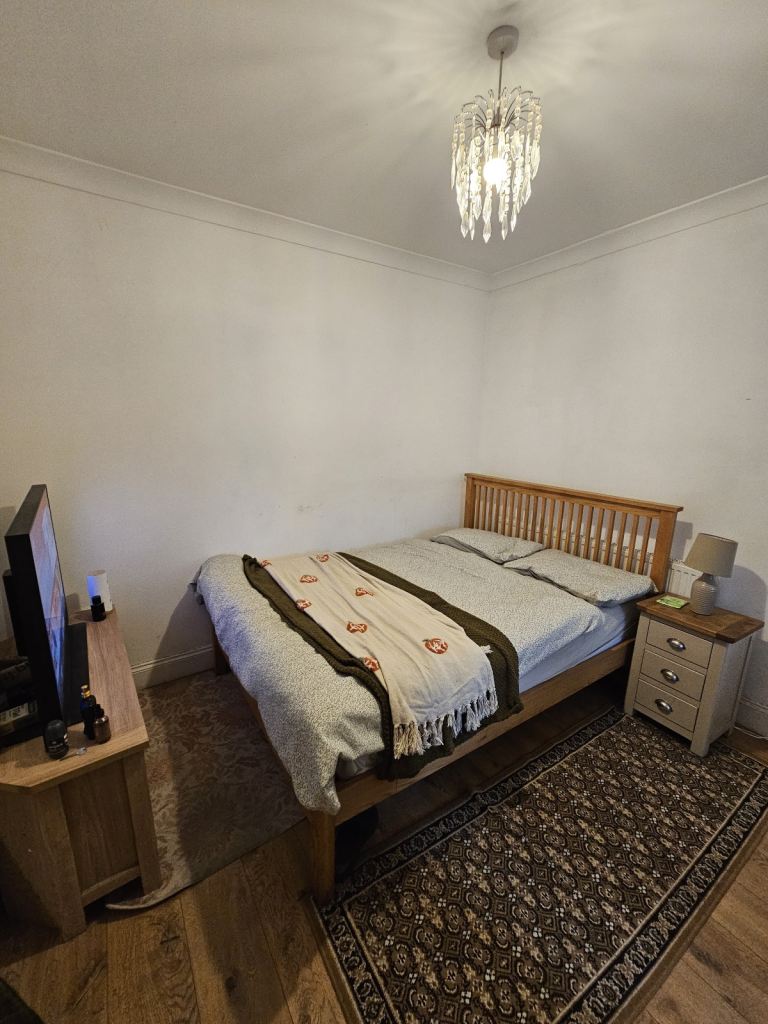 Large room with en-suite in Feltham