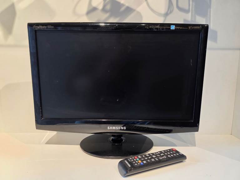 Samsung SyncMaster 933HD LCD Screen 18.5 Inches (remote and power lead included)