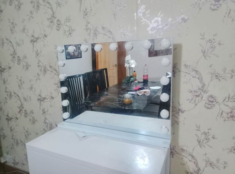 Vanity Mirror with Lights – Good Condition