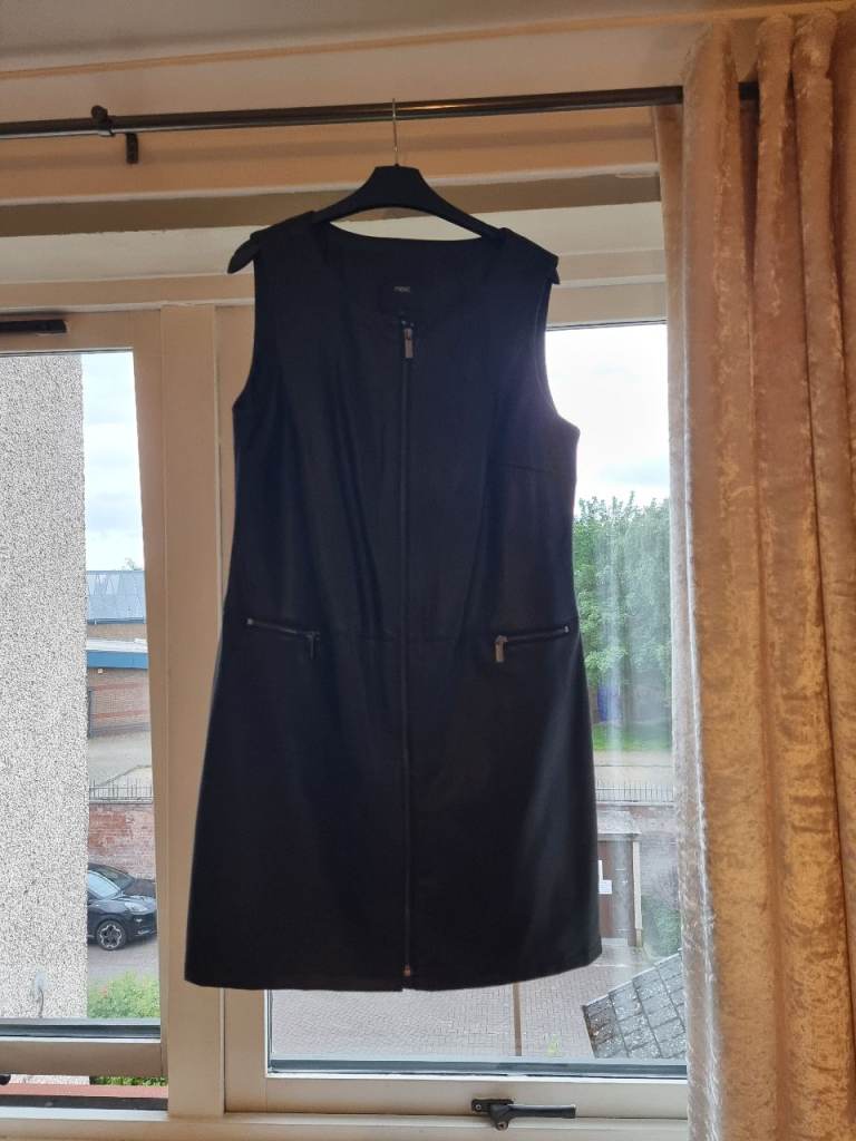 Next Leather Elegant black sleeveless dress, perfect for any occasion.