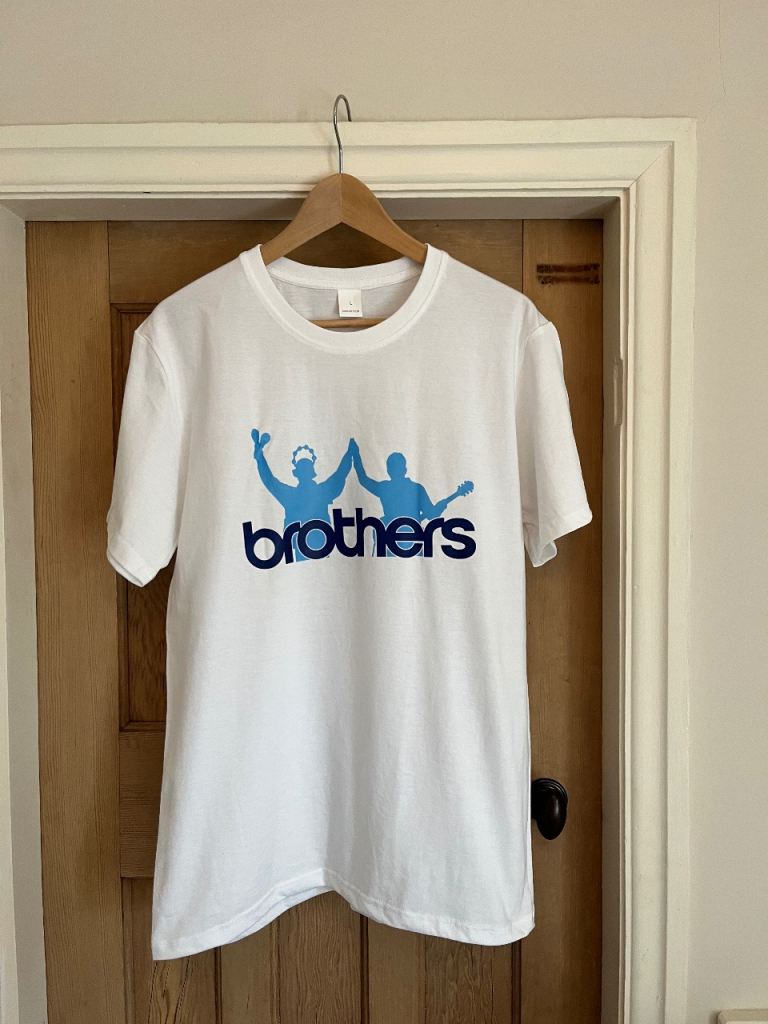 Oasis MCFC Oasis Brother T shirt - NEW -  Size Large 