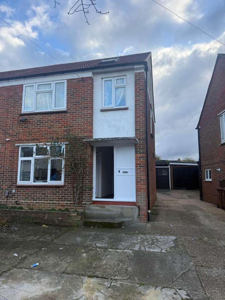 SPACIOUS 4 BED HOUSE E4