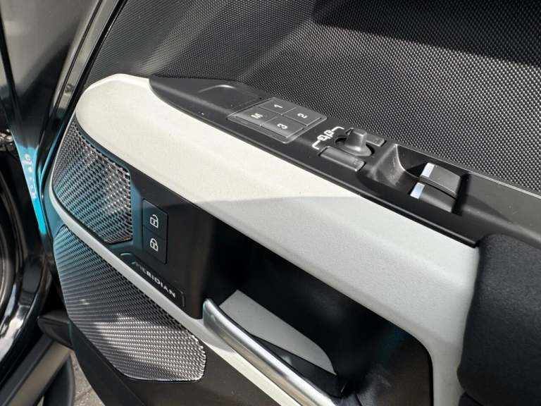 2023 Land Rover Defender 3.0 D250 Hard Top SE Auto PANEL VAN DIESEL Automatic