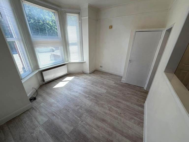 Studio Flat - Shirley - BILLS INC - Available NOW