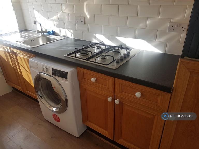 1 bedroom flat in Hastings House, London, W13 (1 bed) (#2716149)