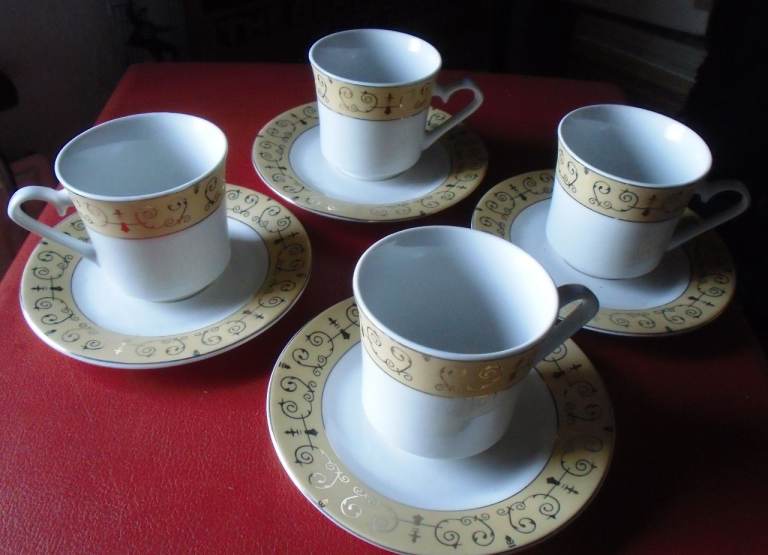 Set of 4 White and Gold Coffee Cups and Saucers