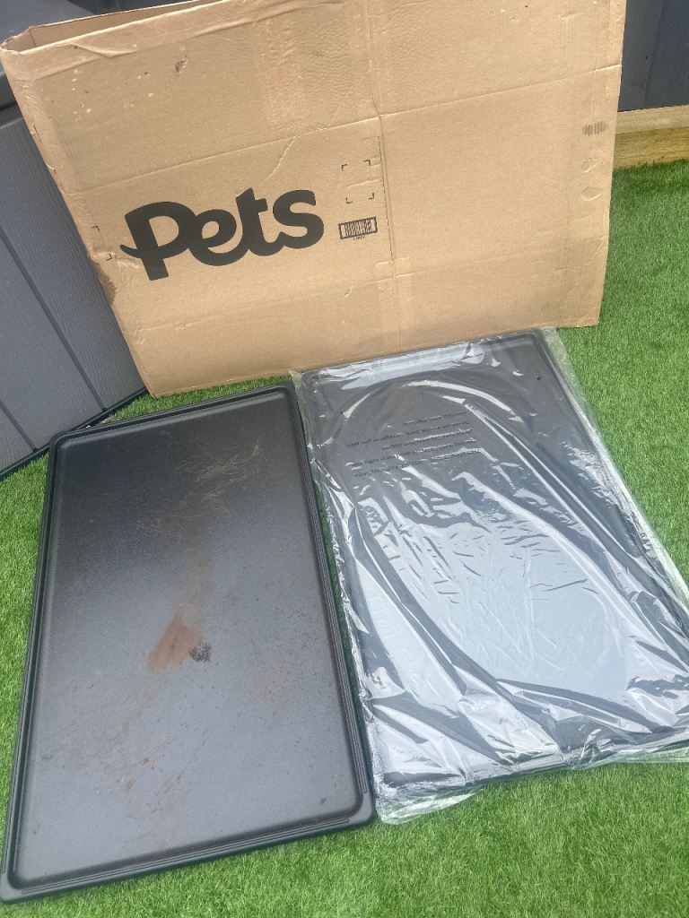 Pet crate trays 