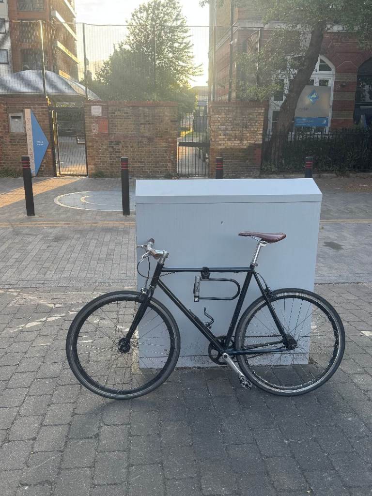 Black City/Commuter Bike – great condition - comes with kryptonite lock
