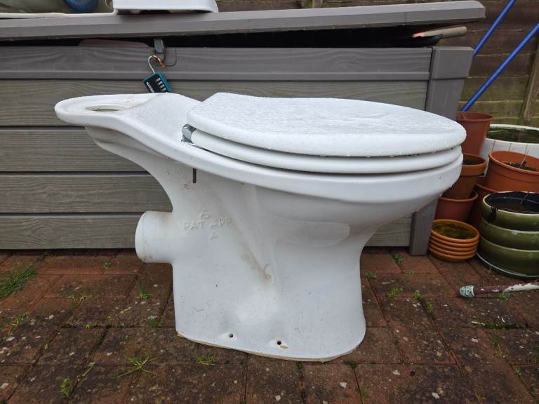Close coupled toilet