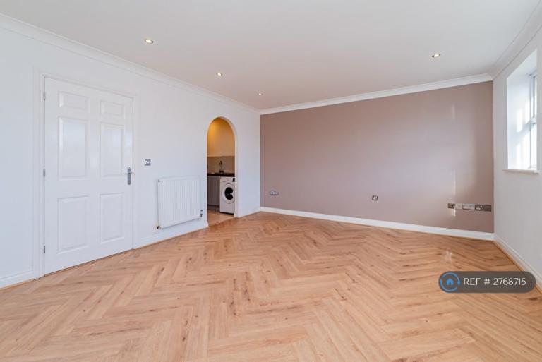 2 bedroom flat in Arklay Close, Uxbridge, UB8 (2 bed) (#2768715)