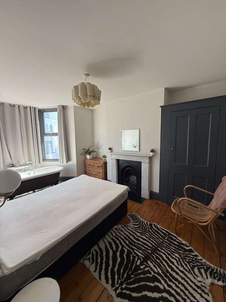 Spacious double room by the sea