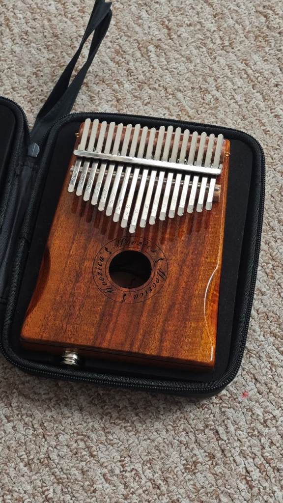 Hi there, I’m selling my Moozica 17-key Kalimba.