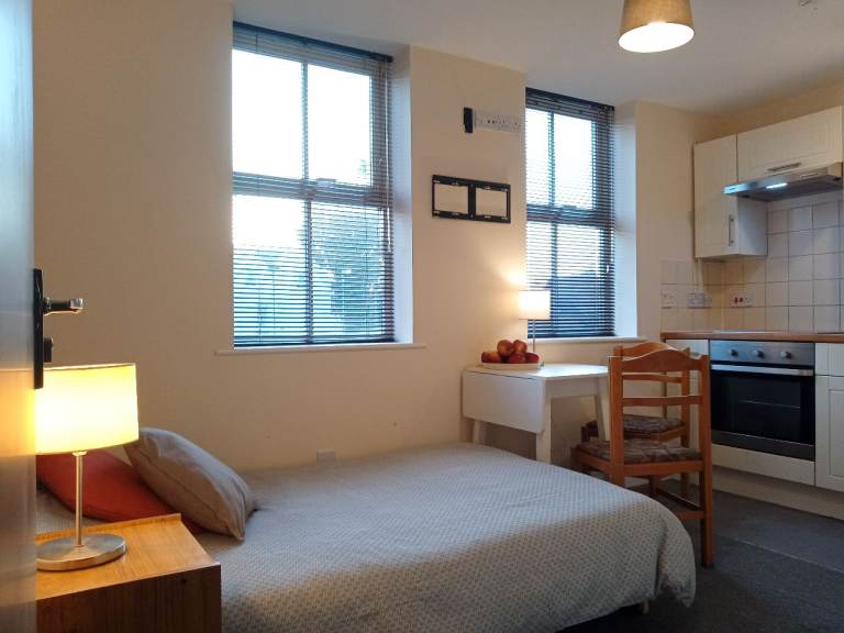 Small Self-Contained Studio Boscombe - Some Bills Included