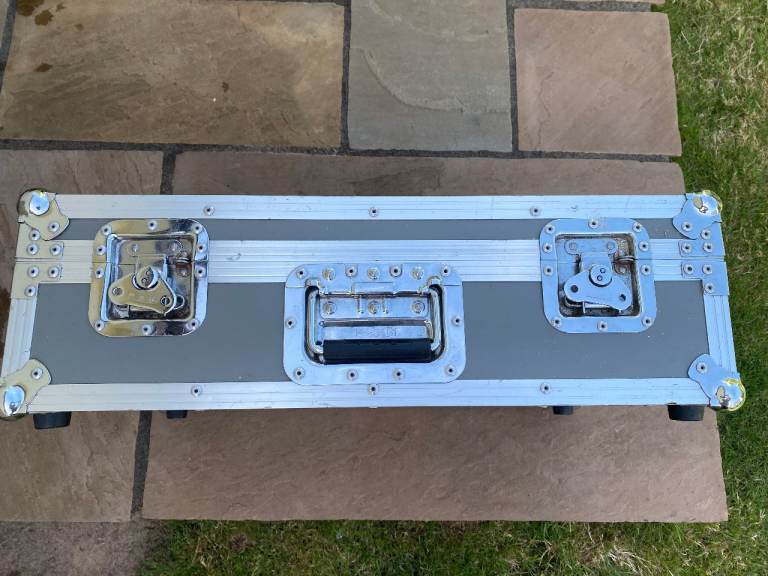 Pedaltrain classic 3 effects rack with heavy duty flight case