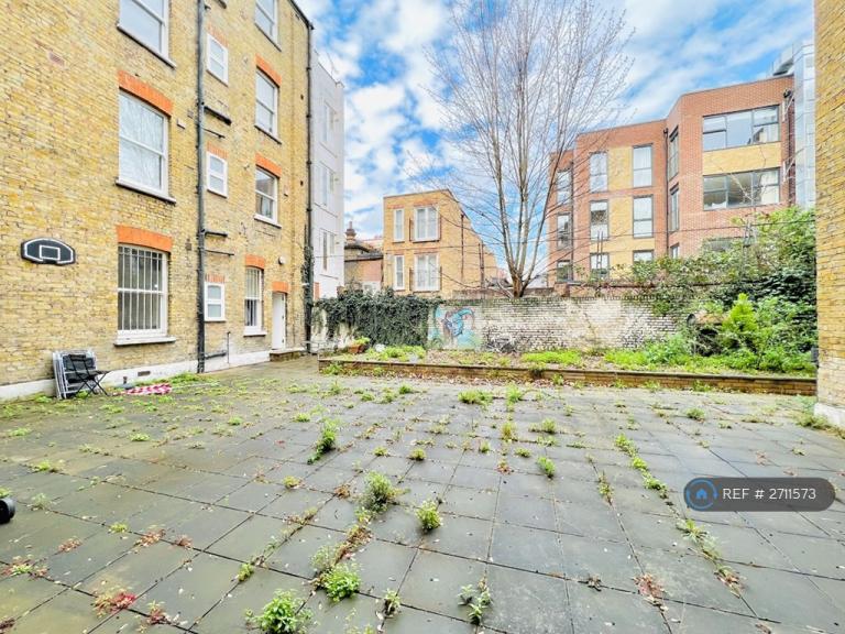 2 bedroom flat in Rosslyn House, London, SW2 (2 bed) (#2711573)
