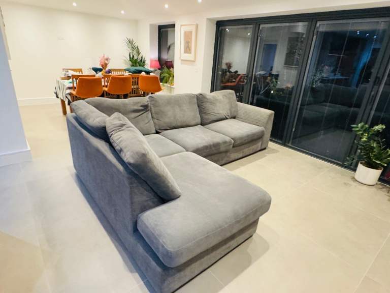 Corner sofa £230 Delivery free 