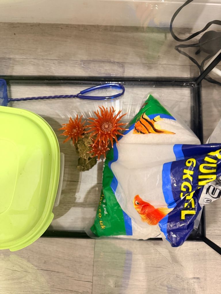 Fish Tank Aquarium with Accessories – Good Condition