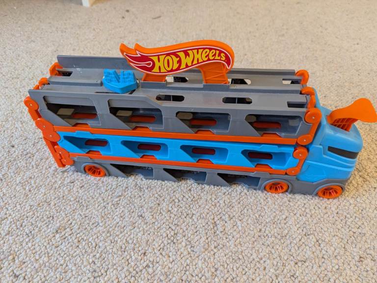 Hot Wheels Storage Transporter Truck Fold Out Track
