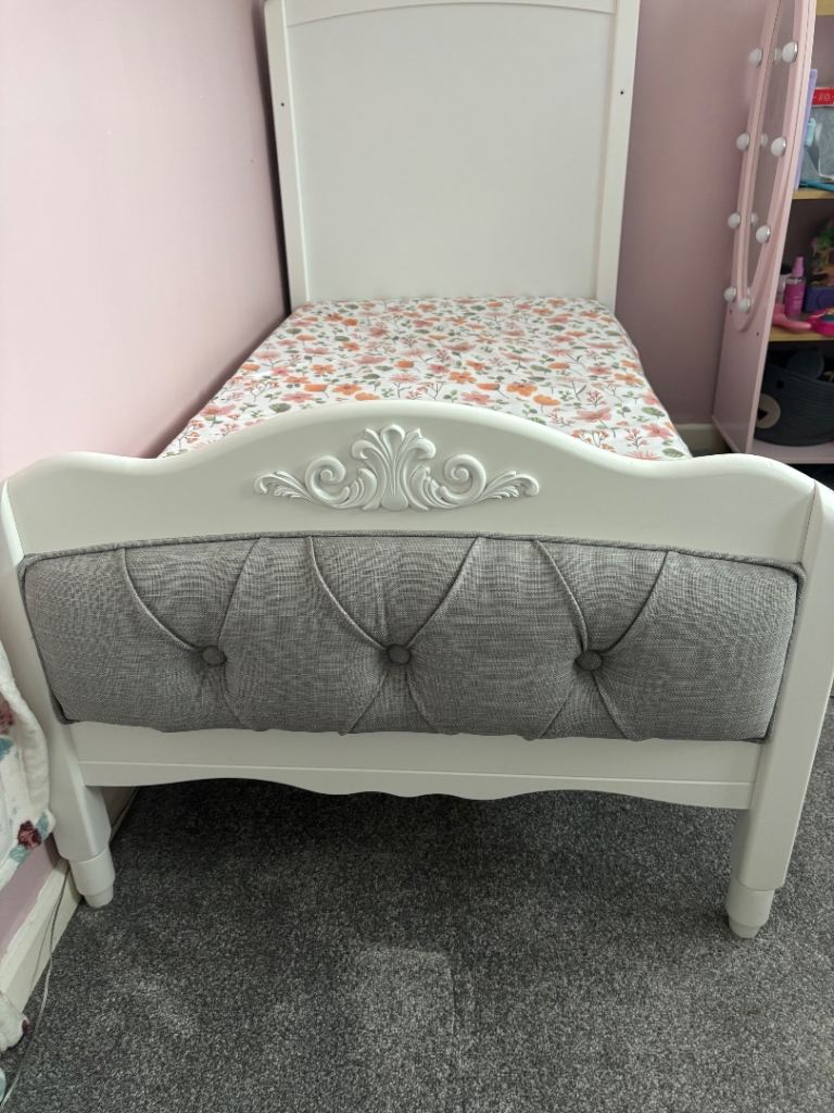 Mee-go Epernay Cot Bed - White, As Good As New