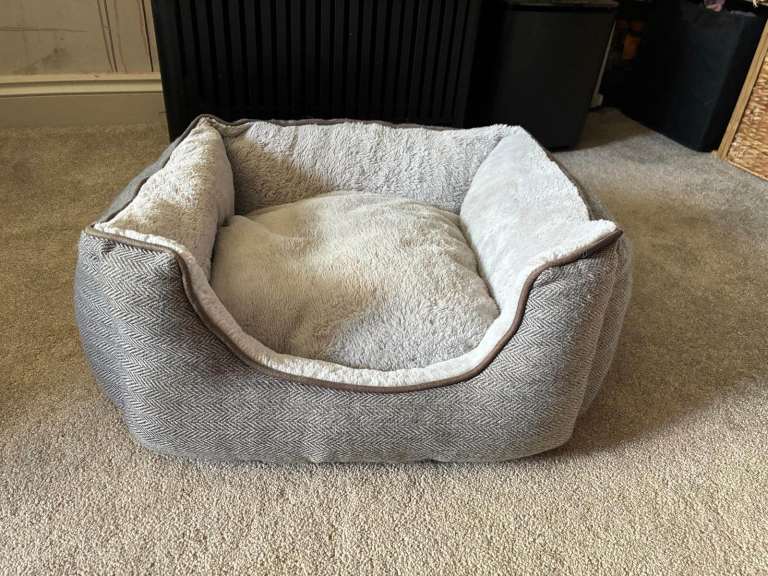 Wainwrights Self Warming Square Dog Bed Grey Small
