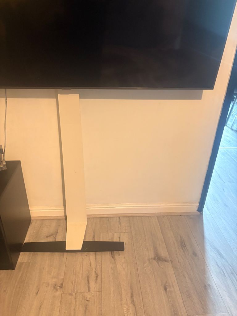 Samsung Tv 65 inch - Good Condition works perfectly fine 500 stand including 750