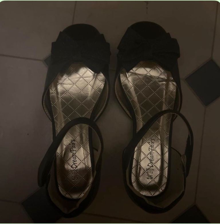 Dream Pairs Black Bow Ankle Strap Flats – As Good As New