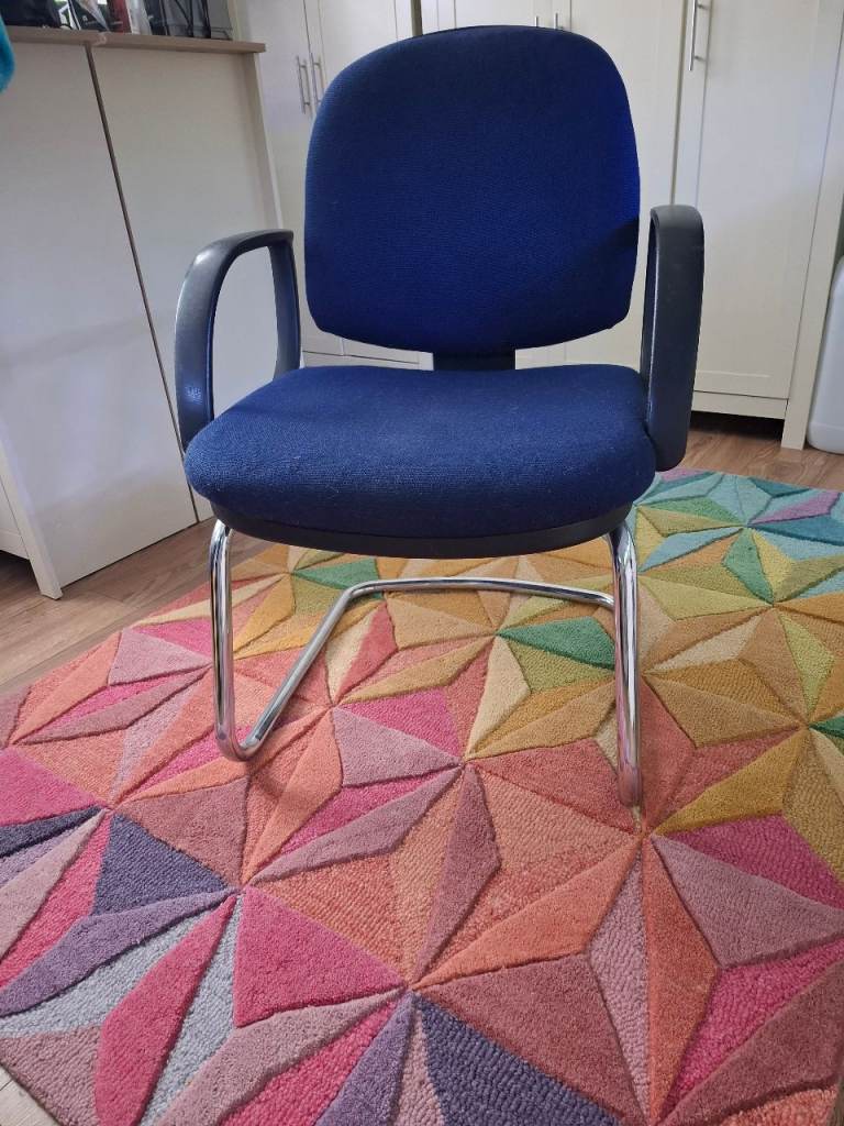 STURDY OFFICE COMPUTER CHAIR
