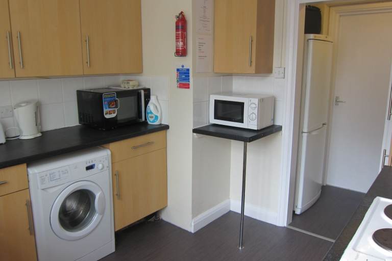 Room in quiet shared house, furnished inc all bills