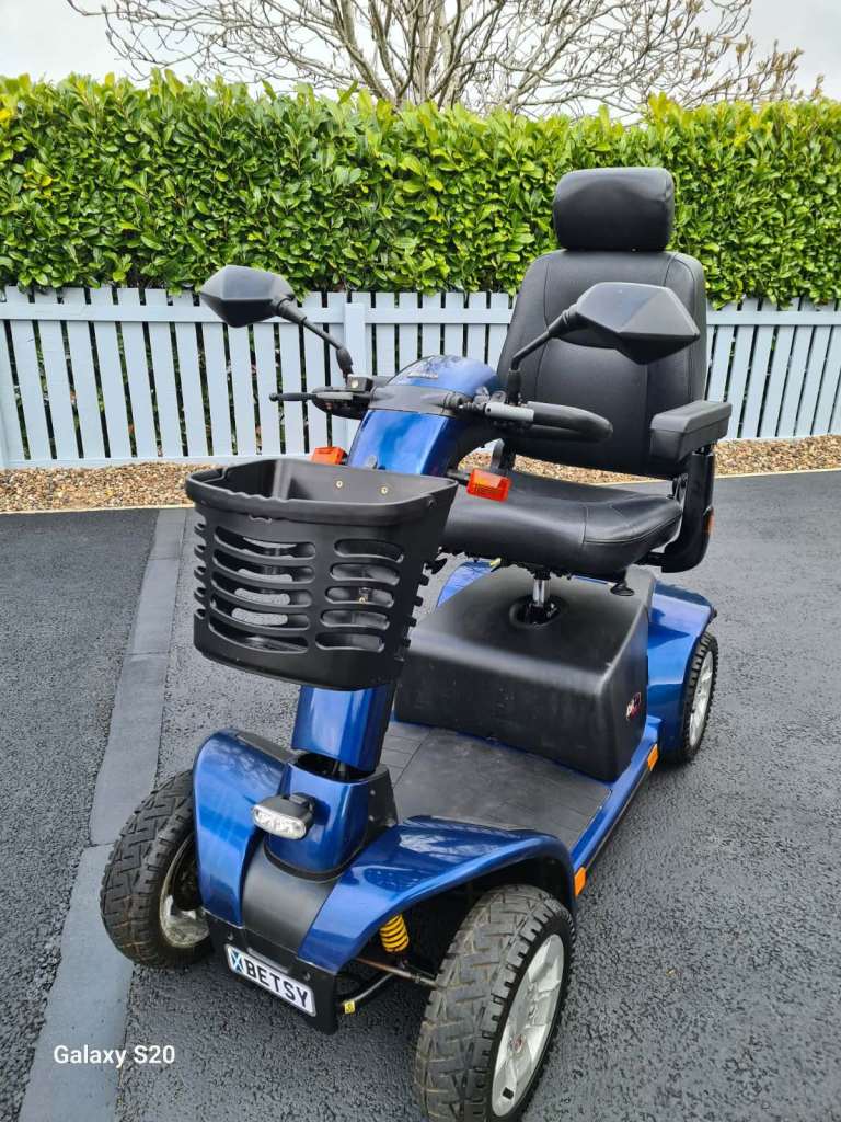 Large 8 mph mobility scooter good condition can deliver today