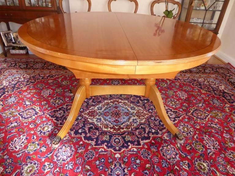 EXTENDABLE REPRODUCTION DINING TABLEWITH DOUBLE PEDESTAL IN EXCELLENT CONDITION
