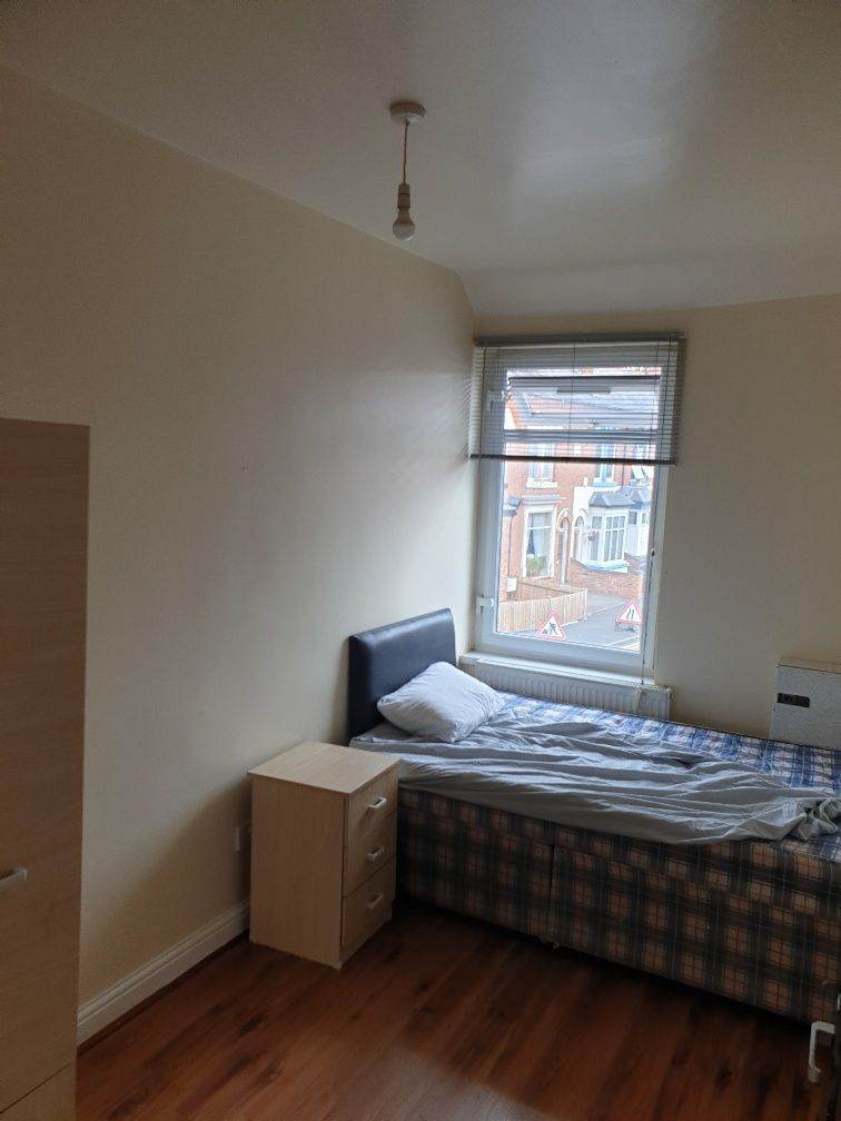 1 BEDROOM FLAT AVAILABLE IN B13