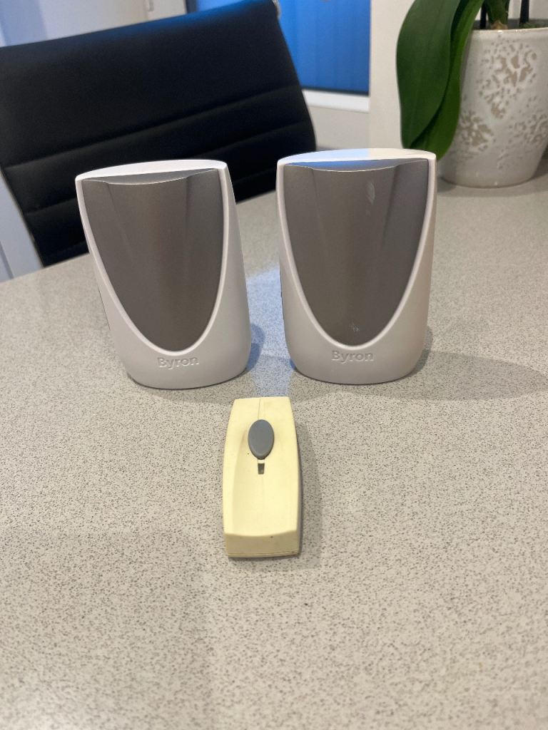 Byron Wireless Doorbell Kit – Two Chimes & Push Button