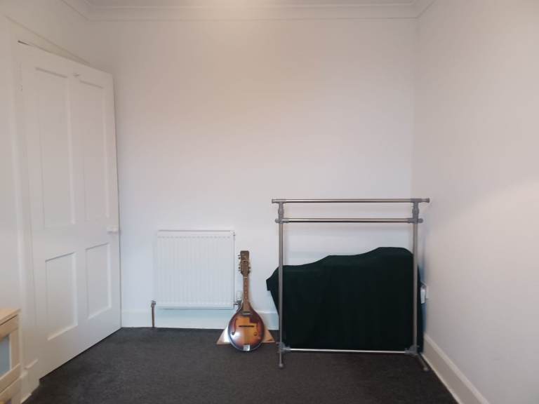 Room to rent in semi detached houseshare with Garden and Garage, and a private parking space.
