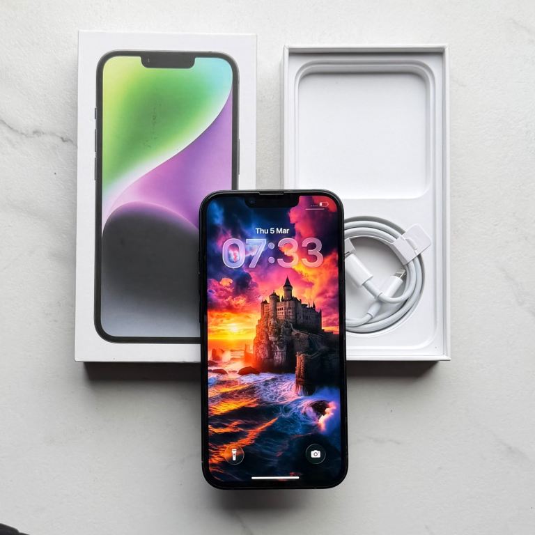 iPhone 13 128GB Unlocked (Excellent Condition) With Box & Charger