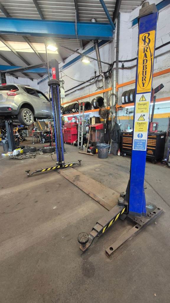 2 post lift, Bradbury 2.5 ton, 3 phaze.