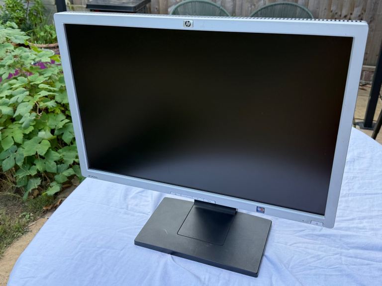 HP LP2465 24” 1920x1200 computer monitor 