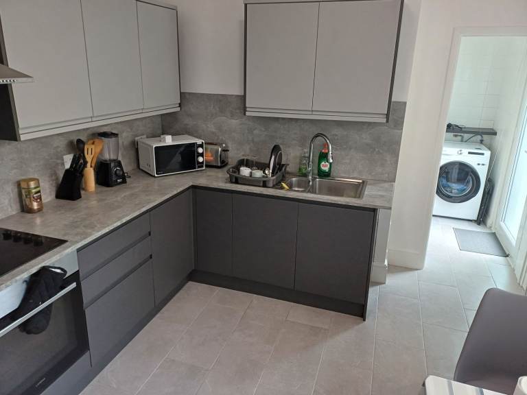 Spacious Double Room in City Centre! Clean Home.