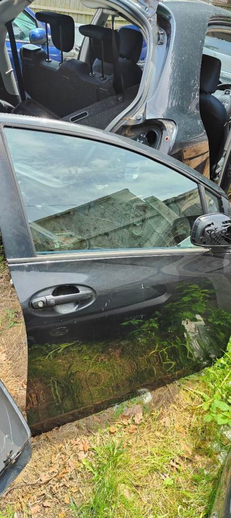 2006 Toyota Yaris drivers front door in black used complete