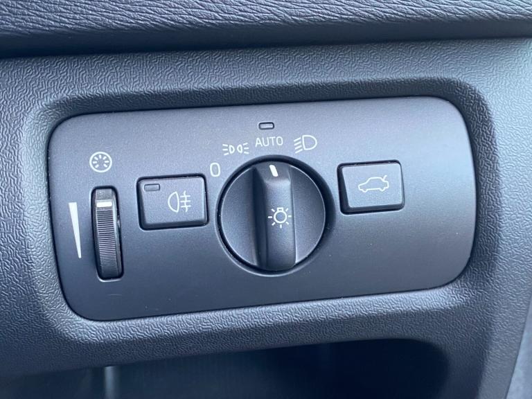 2018 Volvo V40 T3 [152] Inscription 5dr - Sat Nav &amp; Rear Camera &amp; Heated Seats HATCHBACK ...