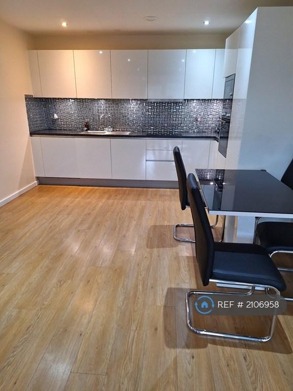 2 bedroom flat in Bishopsgate House, Hounslow, TW4 (2 bed) (#2106958)