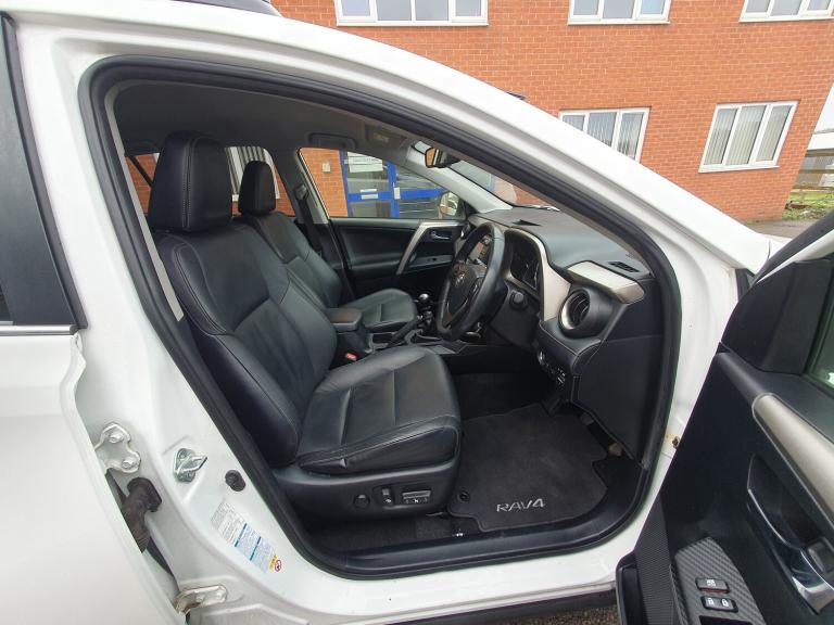 2015 Toyota RAV4 2.2 D-4D Invincible SUV 5dr Diesel Manual 4WD Euro 5 (150 ps)