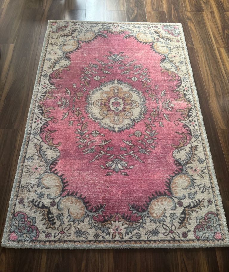 Rug size: 1.21M x 1.82M