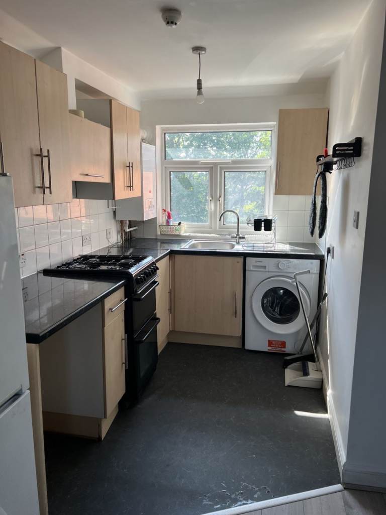 SPACIOUS 1 BEDROOM LUXURIOUS FLAT IN LEYTONSTONE E11