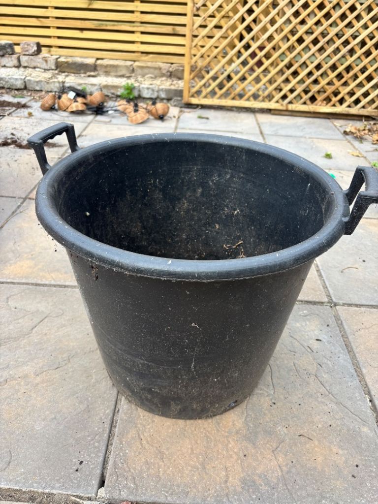 2 black plastic garden pots