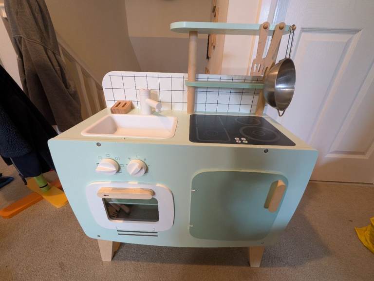 Wooden kitchen and accessories 