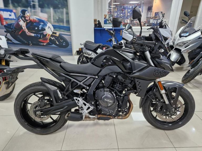 SUZUKI GSX-8S IN BLACK