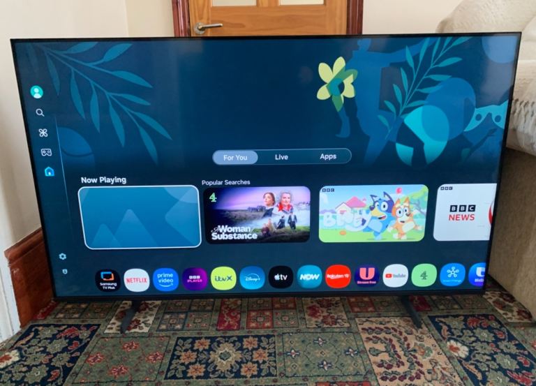 SAMSUNG QE43Q60B 43 Inch Smart 4K Ultra HD HDR QLED TV with Bixby, Alexa & Google Assistant